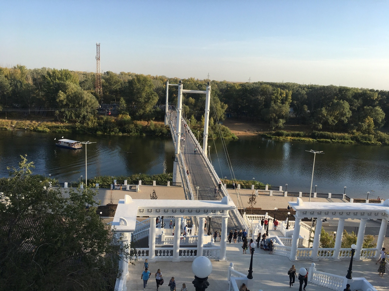 Пешеходный мост «Европа-Азия» через реку Урал